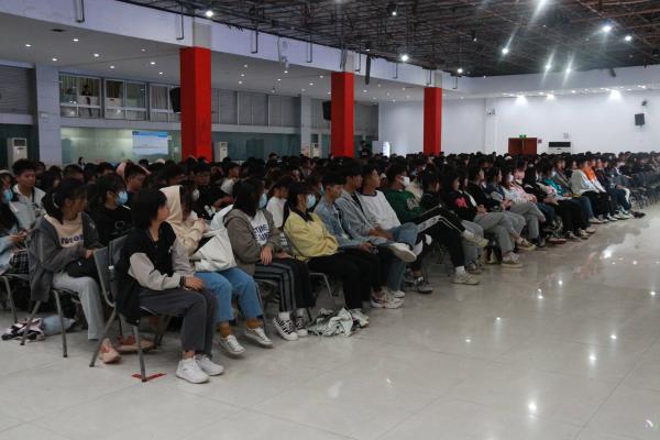 OK138太阳集团2021级新生聆听党史讲座(图3) OK138太阳集团2021级新生聆听党史讲座(图3)